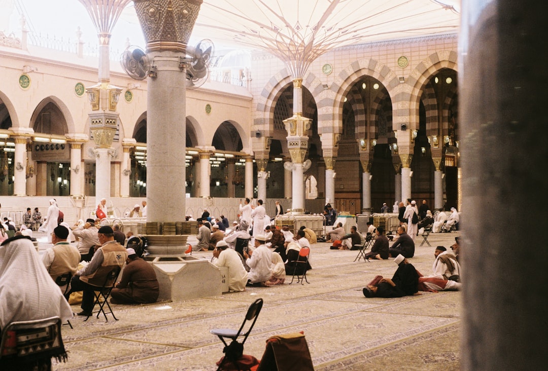 صرف قسائم شرائية لمشروع السلة الرمضانية بدعم من مؤسسة العثيم الخيرية
